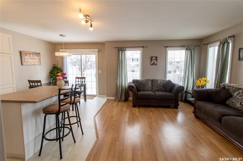 Briarwood小区1310尺边户联排。开价$284900 - 4