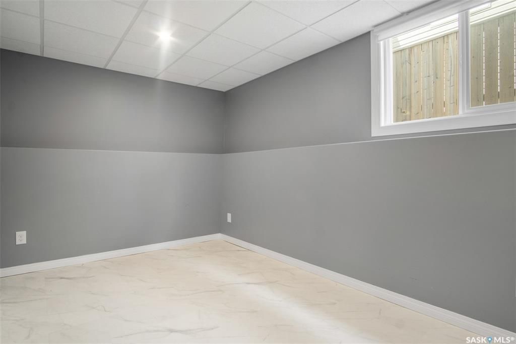 Willowgrove小区5房3卫错层独立屋出售，背靠农地美景，私密无遮挡视野。开放式设计，挑高尖顶，实木地板，枫木厨房带不锈钢家电和角柜，主卧带步入衣柜独立洗手间，半地下室多大窗户9尺层高，2房1超大活动厅外加豪华独立洗手间。双车库带保温，大后院大露台。房屋采光好，保养佳。挂牌 - 26