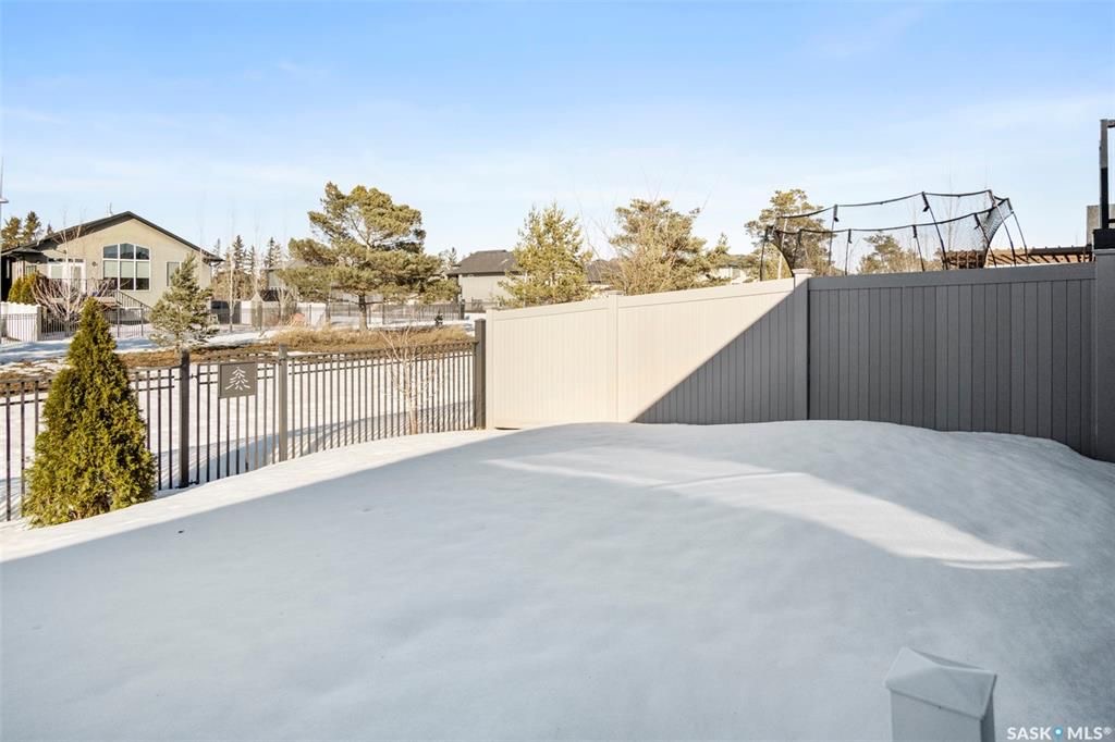 Evergreen小区背靠公园绿地安静私密1748尺大平层出售。5房3卫，高档装修。9尺层高，实木地板，天然气壁炉，大理石厨房台面。主卧洗手间干湿分离。超大空间地下室完全装修有两房一厅一卫。后院私密好风景。近小学，高中，公园，购物。挂牌价格 $769900。详情联系地产经纪Gar - 9