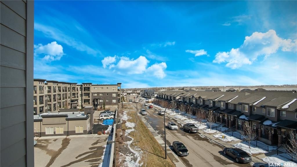 Willowgrove核心区域961尺顶楼边户公寓出售。步行至小学公寓等。高档电梯公寓楼，安静整洁。2室2卫带一个加热地下停车位外加一个地上停车位。采光好，3面多窗户，无遮挡一览好景色。高档合成木地板，大理石台面，枫木带阻尼橱柜，不锈钢家电，中央冷气。整体保养如新。另有公共会客区 - 9