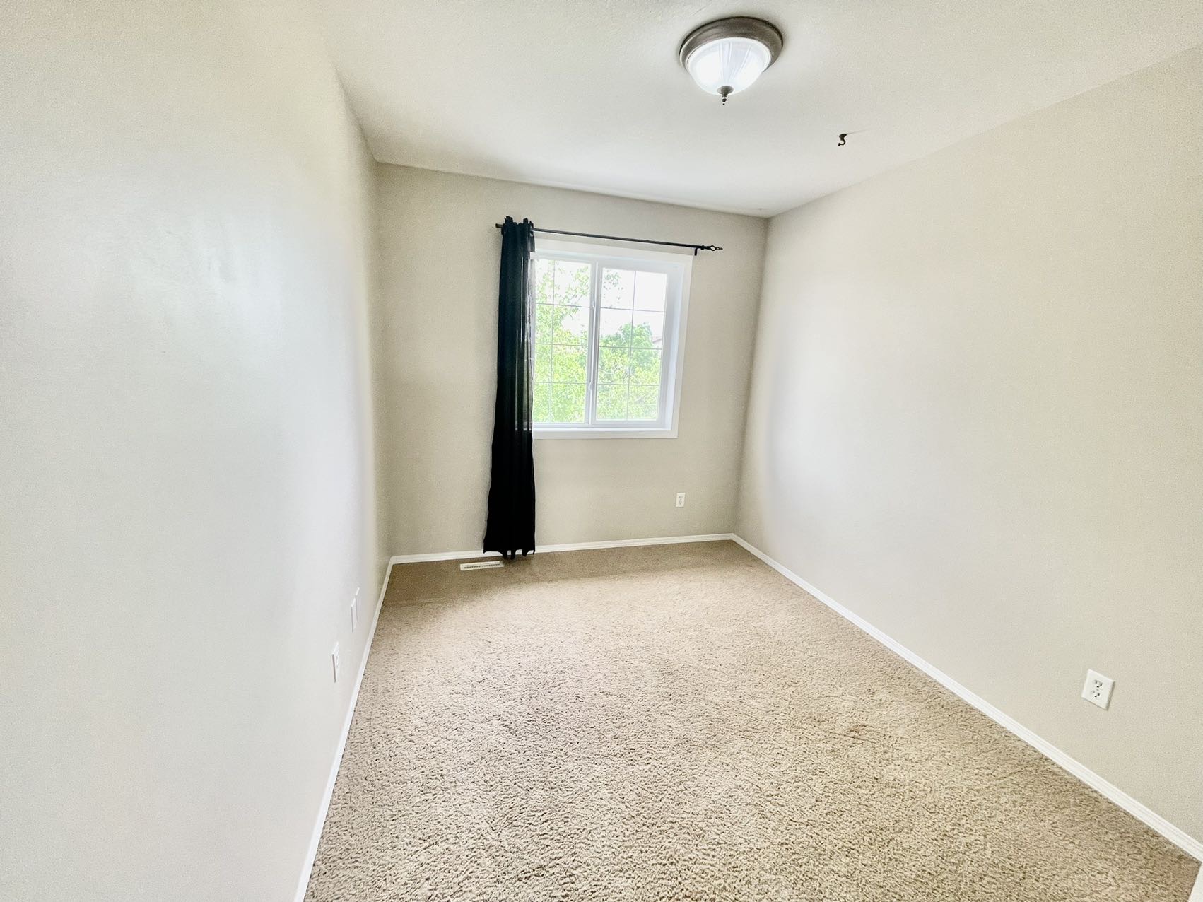 Willowgrove小区4房3卫两层独立屋出售1152尺，2007年建，本地业主，双车库带独立院子和大露台。合成板地板，枫木橱柜，带岛台和角柜，宽敞明亮客厅。2楼3房一洗手间，主卧带步入衣柜和水池梳妆台，地下室完整装修有一房一厅一卫。位置便利步行至小学，公园，超市购物。自住投资 - 14