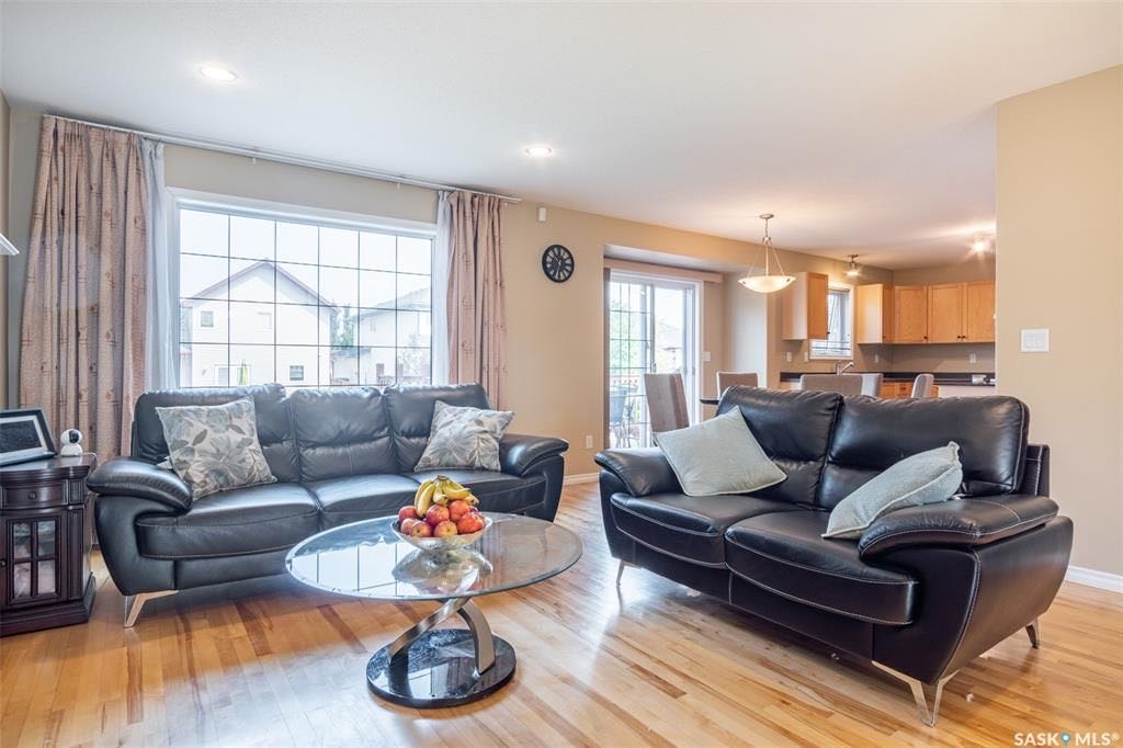 Willowgrove小区1825尺2005年建4房4卫独立屋出售，安静成熟区，绿树成荫，位置便利近两所willowgrove小学，高中，购物公园。新换瓦片；实木地板+枫木橱柜保养如新，大理石岛台。二楼有3个大房间2卫。室内阳光充足明亮，地下室装修有1大卧房1大多功能厅厅1卫。 - 7