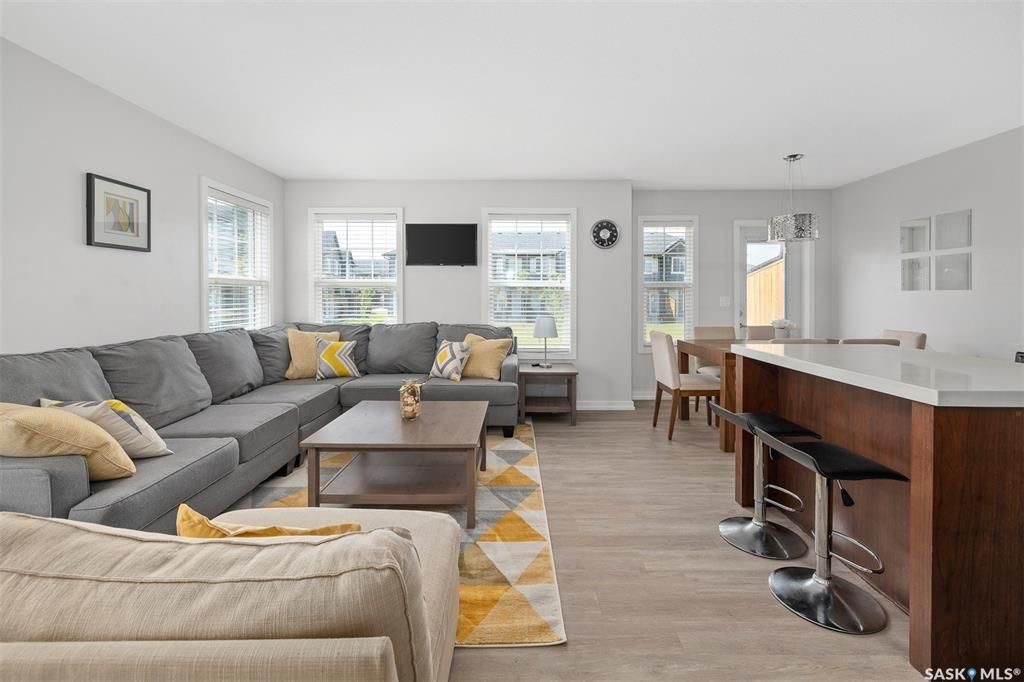 Willowgrove小区1340尺3房3卫边户联排屋出售。面朝萨大农地美景，冬季可赏北极光，安静位置，背朝小区大绿地，近两所小学和商业购物。边户多窗户好采光，高档装修，大理石台面，现代橱柜，不锈钢家电。新换防水地板。二楼3个大房间尺寸足。地下室专业装修有一个大娱乐厅和洗手间。 - 7