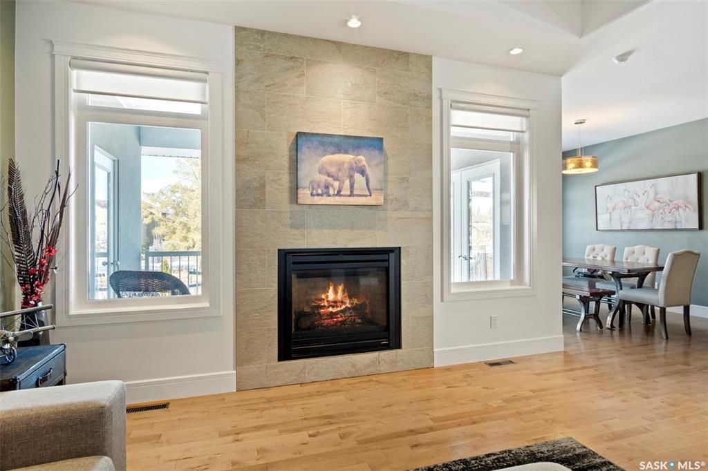 Evergreen小区背靠公园绿地安静私密1748尺大平层出售。5房3卫，高档装修。9尺层高，实木地板，天然气壁炉，大理石厨房台面。主卧洗手间干湿分离。超大空间地下室完全装修有两房一厅一卫。后院私密好风景。近小学，高中，公园，购物。挂牌价格 $769900。详情联系地产经纪Gar - 8