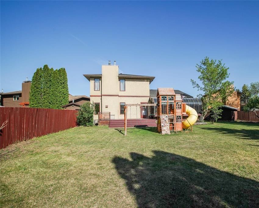 Lakeview小区最佳路段安静私密且便利，步行至近小学。2530尺独立屋占地近11375尺 出售。4房3卫，3个大厅/活动空间，2个餐厅，二楼有4个卧室，地下室10尺层高。大量更新升级：厨房，锅炉，不锈钢家电，瓦片等等。挂牌价格 $569000。联系地产经纪Gary Gai - 9