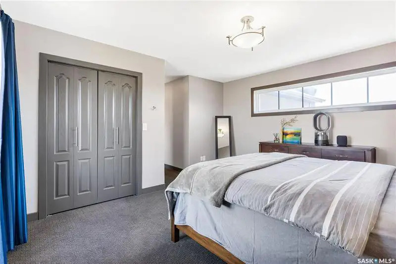 Willowgrove小区Blackrock建筑商两层4房4卫独立屋出售。位于小区安静私密钥匙扣路段，近小学，公园，购物。高档装修，三层窗户，实木地板，天然气石头装饰壁炉，枫木厨房大理石台面，升级洁具。二楼外加多功能厅。主卧带步入衣柜，豪华装修洗手间。地下室装修有一房一活动厅一卫 - 18