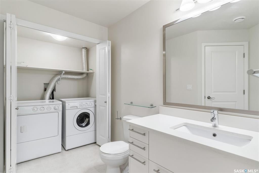 Stonebridge边户3房3卫地下室装修安静联排出售。2011年建，步行至小学，购物，公园。背靠私密绿地，好采光，高档装修，新换地板，大理石台面，现代橱柜，不锈钢家电。全新刷漆。二楼3个大房间尺寸足。地下室完全装修有一个大家庭厅一个独立洗手间。另有连房单车库，中央空调，中 - 18