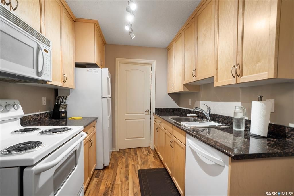 Wildwood小区核心路段3房2卫边户公寓出售，步行至8街购物，小学，公园，游泳馆，室内网球，图书馆。带大露台及储物间，双车位，枫木厨房大理石台面，明亮客厅带电子壁炉，主卧带独立洗手间。独立洗衣机烘干机（2022新换）。社区有健身房，壁球，桌球设施。可自住或投资。挂牌价格：$1 - 11