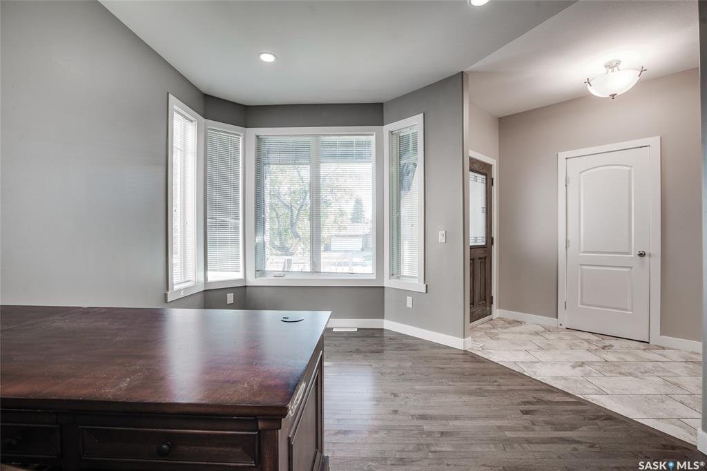 稀缺步行至8街成熟安静Holliston小区，推倒重建2013 年2083尺独立屋出售。4房3卫加1书房，成熟大地块，高档装修，开放式设计，大厨房，大理石台面，天然气壁炉，实木地板，多pvc窗户，免维护露台，连房子双车库，地下室保温层做好。挂牌价格 $569900。详情联系Roy - 3