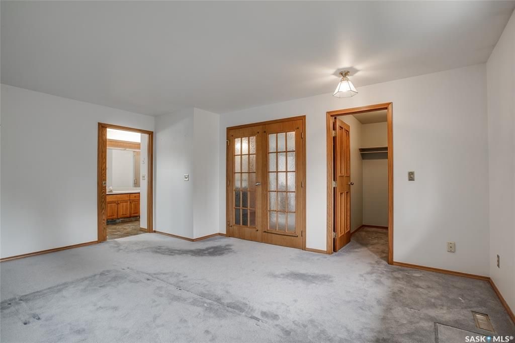 Lakeridge小区安静私密路段，步行至近两所小学。2465尺独立屋出售。前样板间，高级橡木装修，旋转楼梯，4房4卫，3个大厅/活动空间，2个餐厅，二楼有4个卧室。大量更新升级：热水器，锅炉，三层窗户等。挂牌价格 $599000。详情联系地产经纪Gary Gai 盖王睿 - 9