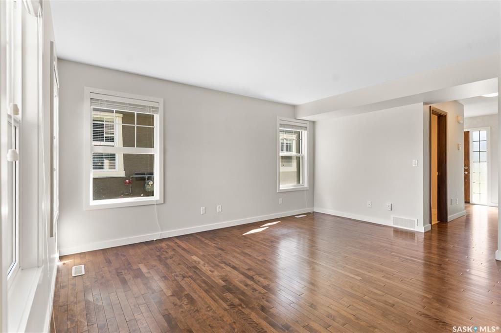 Willowgrove小区多窗大边户1340尺 3房3卫地下室装修安静联排出售。2013年建，步行至小学，购物，公园。背靠私密绿地，好采光，高档装修，新换地板，大理石台面，现代橱柜，不锈钢家电。全新刷漆。二楼3个大房间尺寸足，洗手间带天窗好采光。地下室完全装修有一个大家庭厅一个独 - 11