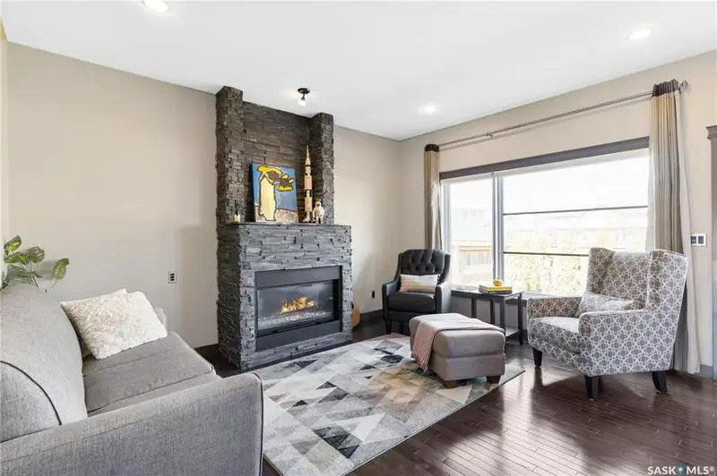 Willowgrove小区Blackrock建筑商两层4房4卫独立屋出售。位于小区安静私密钥匙扣路段，近小学，公园，购物。高档装修，三层窗户，实木地板，天然气石头装饰壁炉，枫木厨房大理石台面，升级洁具。二楼外加多功能厅。主卧带步入衣柜，豪华装修洗手间。地下室装修有一房一活动厅一卫 - 9