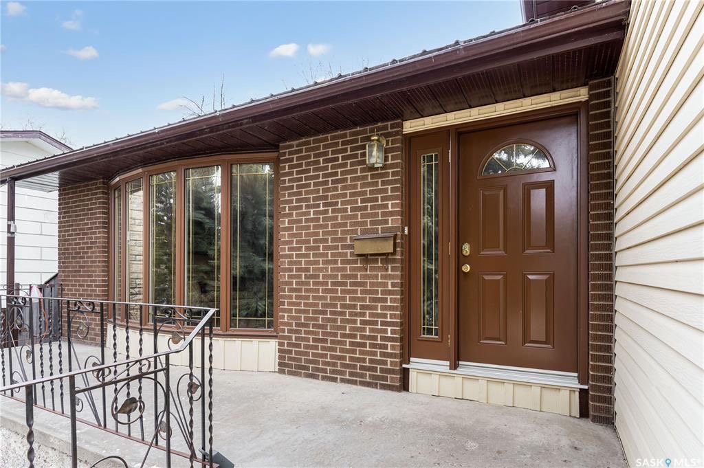 College Park小区近学校近八街安静好地段2274尺独立屋出售。4 房4卫3厅，错层结构。房屋宽敞明亮，实木/软木地板，更新升级厨房台面橱柜，朝南阳光房/正餐厅。二楼房间尺寸大全木地板；主卧带独立洗手间。地下室有超大活动空间，水吧台，洗手间，另有独立工作室。所有大件设备均 - 5