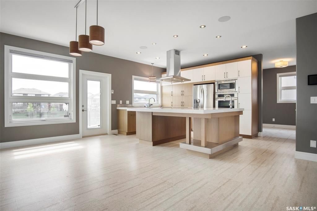 Rosewood小区2419尺现代风格2层独立屋出售。本地人业主，背靠公园绿地。3房3卫+1书房。顶级豪华装修：双向壁炉，软木地板，核桃木橱柜，大理石台面，全屋自动控制系统，主卧带5片豪华洗手间，二楼外加655尺超大阳台。位于小区最佳街区之一。挂牌价格：$829900。 有意请联 - 14