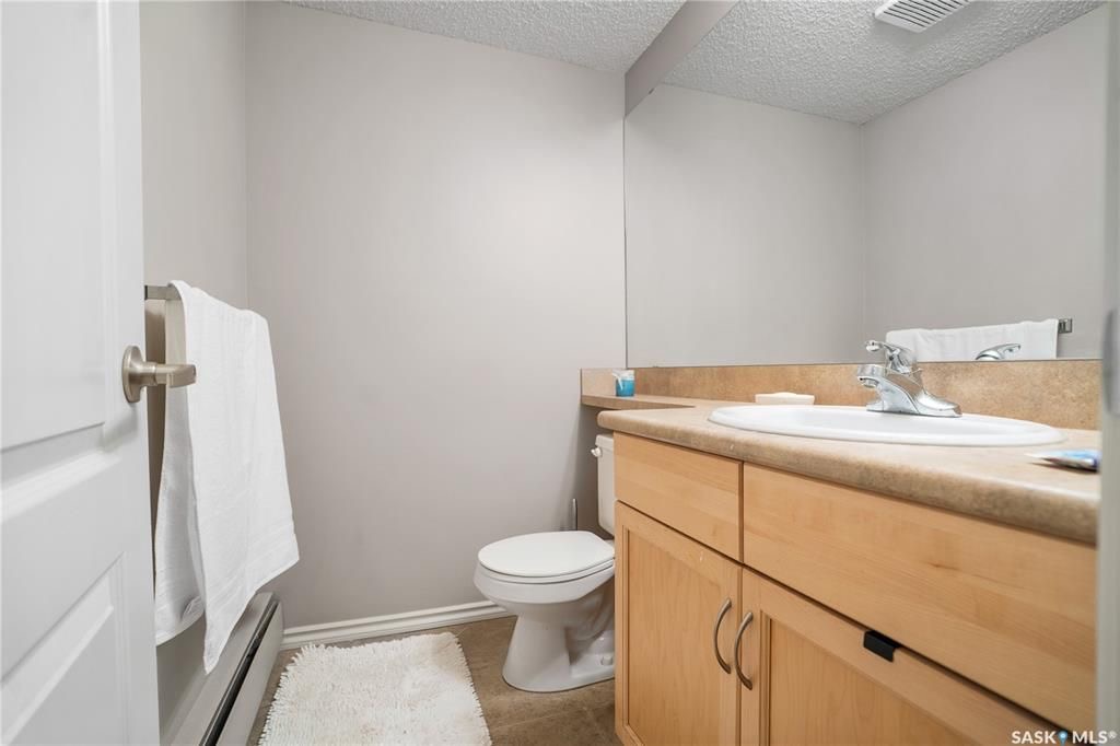 Wildwood小区核心路段3房2卫边户公寓出售，步行至8街购物，小学，公园，游泳馆，室内网球，图书馆。带大露台及储物间，双车位，枫木厨房大理石台面，明亮客厅带电子壁炉，主卧带独立洗手间。独立洗衣机烘干机（2022新换）。社区有健身房，壁球，桌球设施。可自住或投资。挂牌价格：$1 - 17