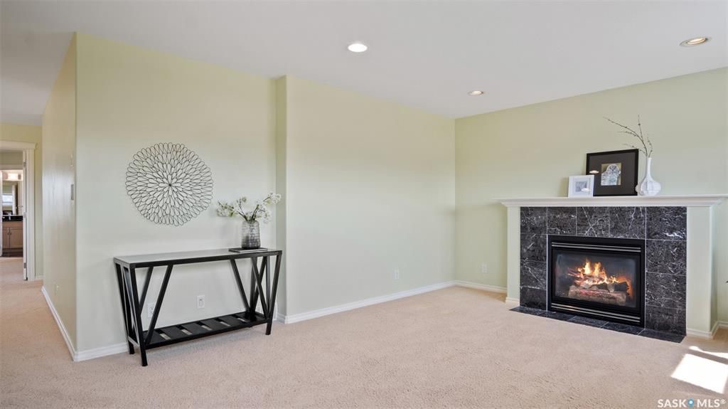 Briarwood小区超大2124尺2007年建3房3卫独立屋出售，大地块，安静成熟区，近公园，位置便利。高档装修：实木地板+枫木橱柜保养如新，大理石台面。二楼有3个大房间2卫。室内阳光充足明亮，另有1大多功能厅。大院子连房子双车库。地下室未装修,房屋保养好。挂牌价格 $5650 - 7