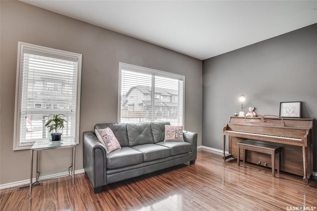 Willowgrove小区3房3卫联排出售。带独立私密小院，主卧带完整洗手间。步行百米小学，近高中，公园，购物。房屋保养佳采光好，高档装修：大理石台面，不锈钢家电，大尺寸房间，一车库一车位，地下室未装修。挂牌价格：$309900。详情请联系地产经纪Gary Gai 盖王睿 - 4