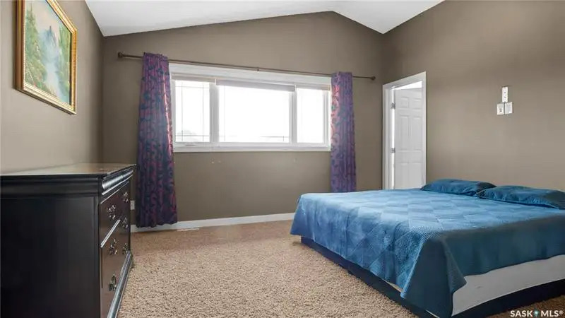 Willowgrove小区1676尺5房3卫错层独立屋出售，绝佳路段背靠农地美景，私密无遮挡视野，可赏极光。开放式设计，挑高尖顶，额外采光天窗，实木地板，大理石台面，主卧带步入衣柜独立洗手间带按摩浴缸，半地下室大窗户9尺层高，2房1超大活动厅。双车库带保温，大后院双层大露台。房屋 - 19