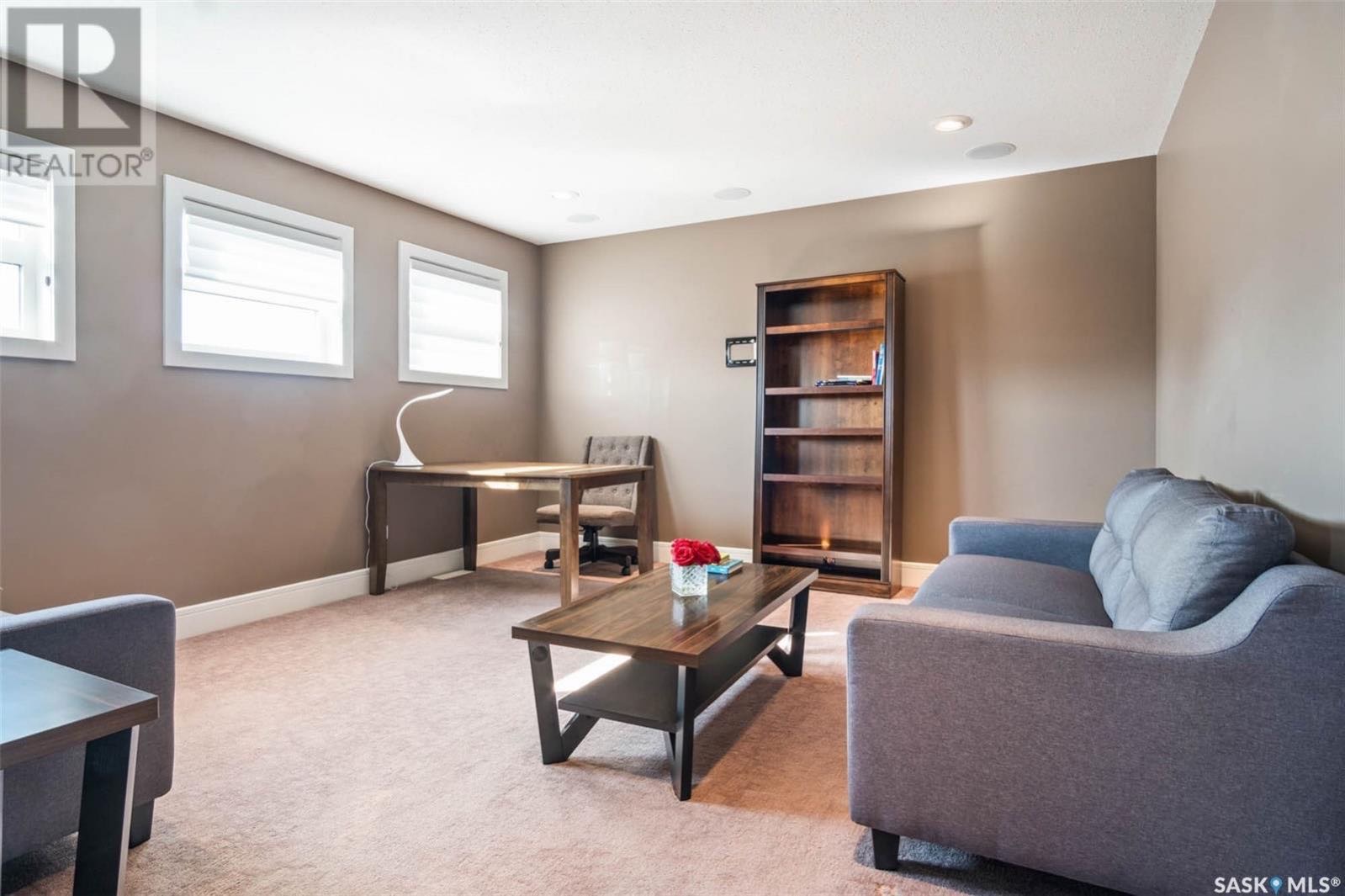 EVERGREEN小区2012年建2305尺5室4卫双层独立屋出售。位置极佳，背靠绿地公园。近学校，购物中心，交通便利。全屋高品质装修，中央空调，吸顶音响系统，实木地板，大窗户好风景。花岗岩台面，水晶花纹背板，带阻尼橱柜，餐厅宽敞明亮可以看到后院草地。一楼挑高9英尺，带独立书房/ - 7