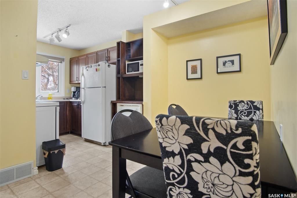 Wildwood小区近8街交通便利，3房2卫带独立小院联排屋出售。后院朝南好彩光，两个停车位，实木地板，升级橱柜，二楼3个大卧室，地下室装修有一活动厅一书房，升级有高效锅炉热水器，窗户，瓦片，烘干机，中央空调。房屋保养极佳！挂牌价格 $238800。详情联系地产经纪Gary Ga - 5