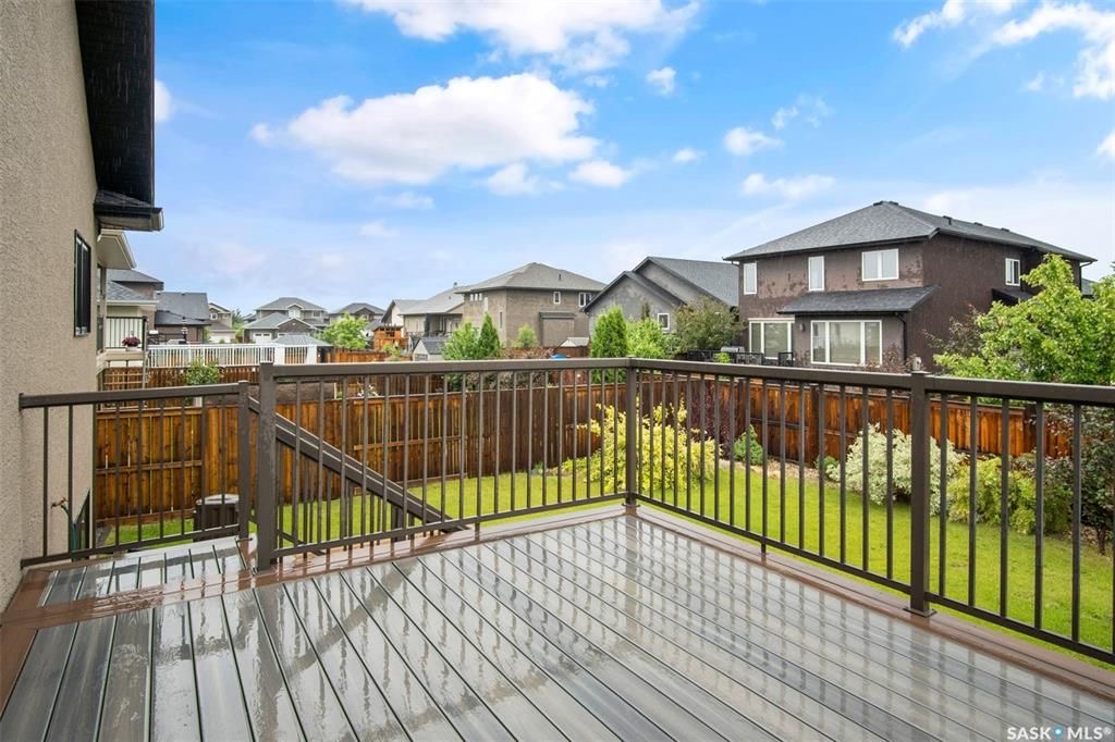 Evergreen 小区5房3卫错层独立屋出售，位于小区最优路段，安静宽敞私密，近小学，高中，公园，购物。高档装修，开放式设计，挑高尖顶，实木地板，飘窗，升级枫木厨房带不锈钢家电和角柜，全大理石台面及厨房背景砖，主卧带步入衣柜高档明卫干湿分离双洗手台洗手间，半地下室大窗户明亮如地 - 24