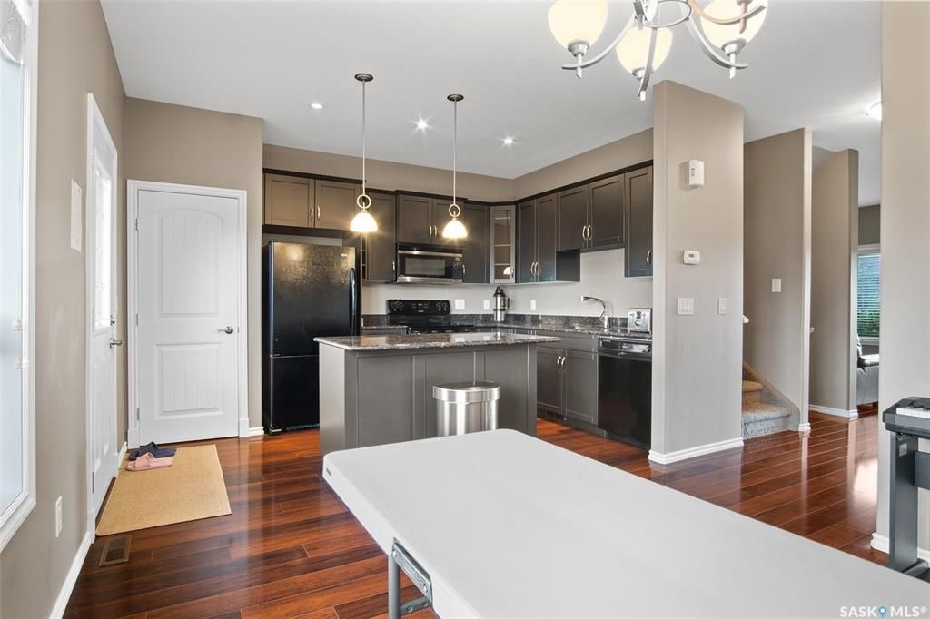 Willowgrove小区2011年建3房3卫联排别墅出售。房屋年代新，保养如新。步行百米公园，及周围两所小学。近百年高中，st joseph 高中，近购物中心，交通便利。一层9英尺层高，采光好，高级复合板地板，全花岗岩台面，不锈钢厨房设备齐全，以及非常充足的储存空间。二楼三个全 - 7