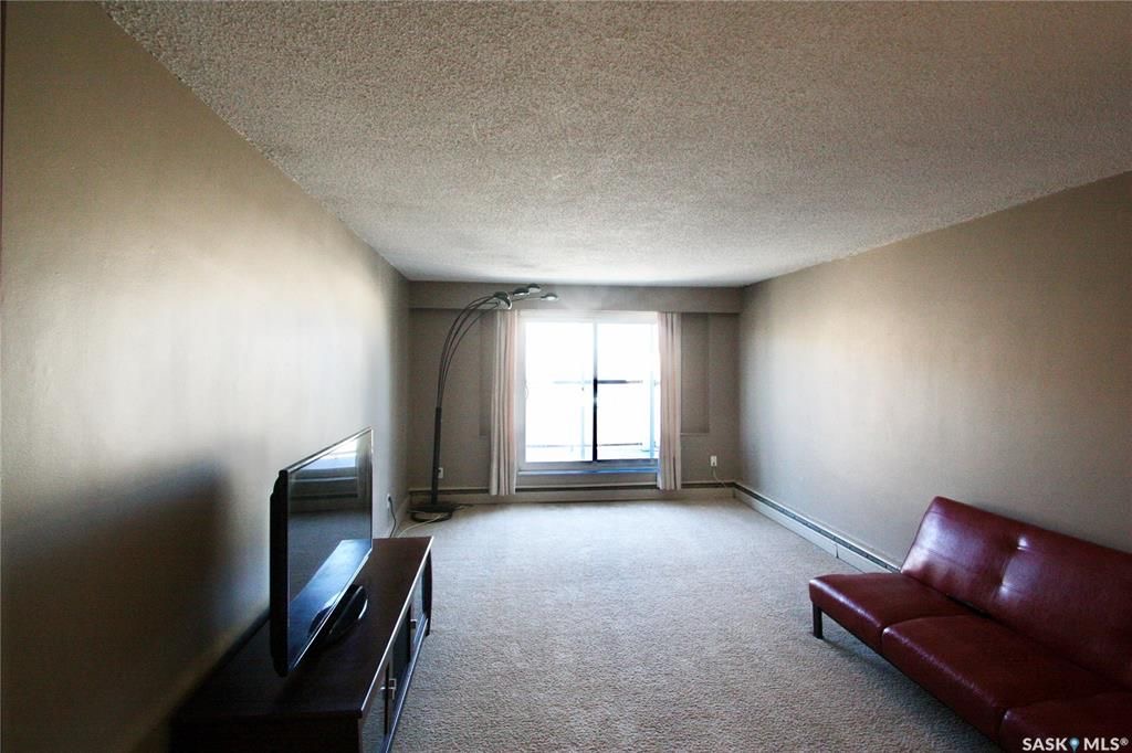 仅$139900！混凝土结构建筑 极为安静。7街顶层1室一厅一卫大尺寸823尺公寓出售。厨房，洗手间，地毯近期翻新。带独立洗衣房，带一个车位。步行至8街SuperStore购物等。挂牌价格：$139000。详情请联系地产经纪Gary Gai 盖王睿 3063413677 - 6