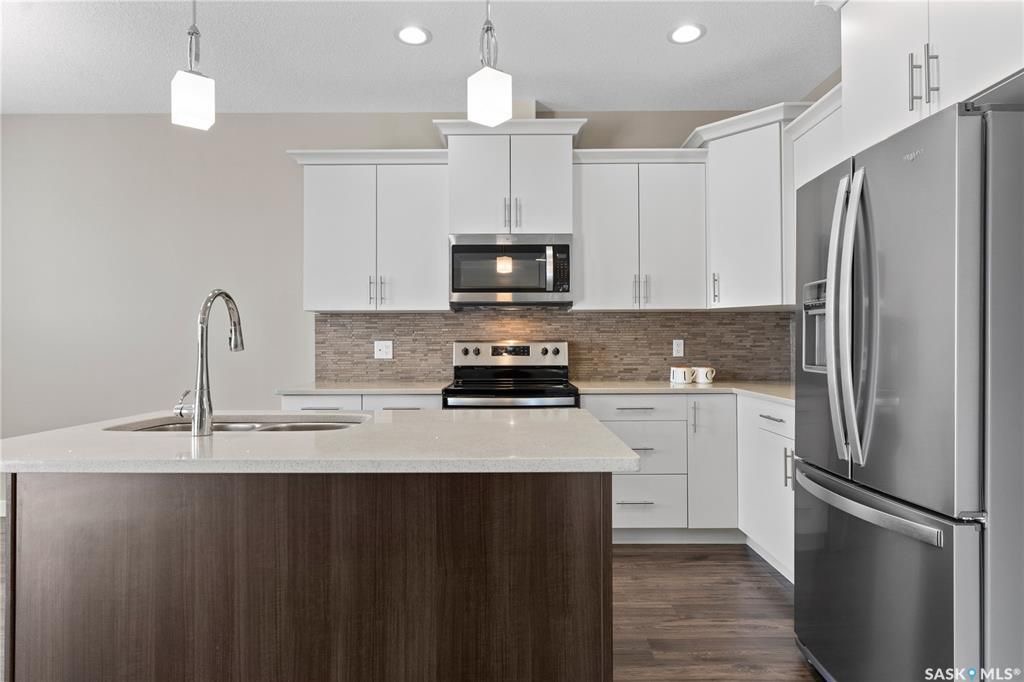 Warman临近高尔夫球场，2017年建1776尺3室3卫联排别墅出售。9ft挑高天花板，房屋保养好。一楼开放式设计，有一个壁炉，厨房带枫木带阻尼橱柜，石英石台面。二楼三间大面积房间，三个浴室和洗衣房。超大主卧带卫生间，装有多功能洗浴设备，双洗手台和步入式衣柜。地下室未装修，带大 - 7