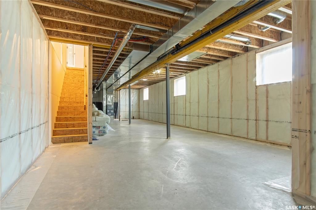 Aspen Ridge小区超大尺寸2016尺两层独立屋出售。好采光，保养如新，高档装修：9尺层高，实木地板，大理石台面，壁炉，不锈钢家电。主层有额外书房，二楼4个大卧室，地下室保温完成。带露台和独立双车库。挂牌价格：$499000。 有意请联系地产经纪Gary Gai 30634 - 23