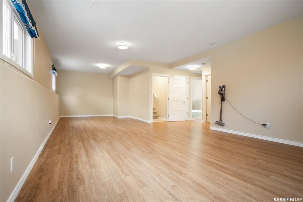 Stonebridge小区4房3卫错层独立屋出售。步行百米两所小学，购物，公园等一切设施。North Ridge建商，9尺层高，实木地板，升级封闭厨房（额外加多橱柜及台面，不锈钢家电）。多窗户采光好。主卧带独立洗手间和步入式衣柜。地下室9尺层高，超大窗户，明亮如地面，合成板地板， - 22