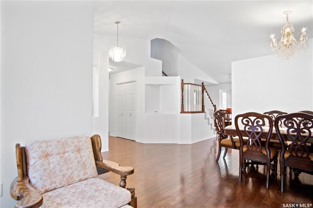 Arbor Creek小区2001年建1850尺4室4卫双层独立屋出售。大地块9000尺+，位置佳，步行小学，近公园，生活设施齐全，周边交通便利。一层挑高，前厅，正餐厅，宽敞明亮大客厅，天然气壁炉。开放式全新装修厨房，大理石台面，全新不锈钢家电，还有大量的储物空间。餐厅大落地窗， - 9