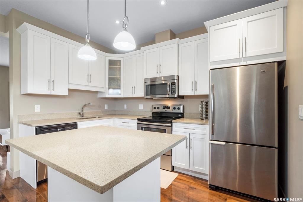 Evergreen小区核心路段2014年建1347尺4房4卫边户双车库联排别墅出售。房屋状况如新，可步行至小学和公园，近高中近购物。一楼客厅宽敞明亮，9英尺层高，高级复合板地板，全花岗岩台面，白色经典橱柜带阻泥，厨房不锈钢家电齐全。二楼洗衣房，超大主卧带完整洗手间和步入式衣柜。地 - 12