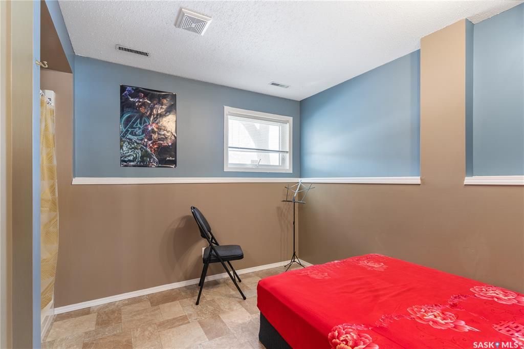 Wildwood小区错层边户联排出售。3房2卫连房子单车库外加室外双停车位，后院露台。主层挑高天花板，合成板地板，半地下室大窗户，近期更换高校锅炉和热水器。房屋保养优，采光好，近公园，学校，购物。挂牌价格 $305,000。详情联系地产经纪Gary Gai 盖王睿 3063413 - 21