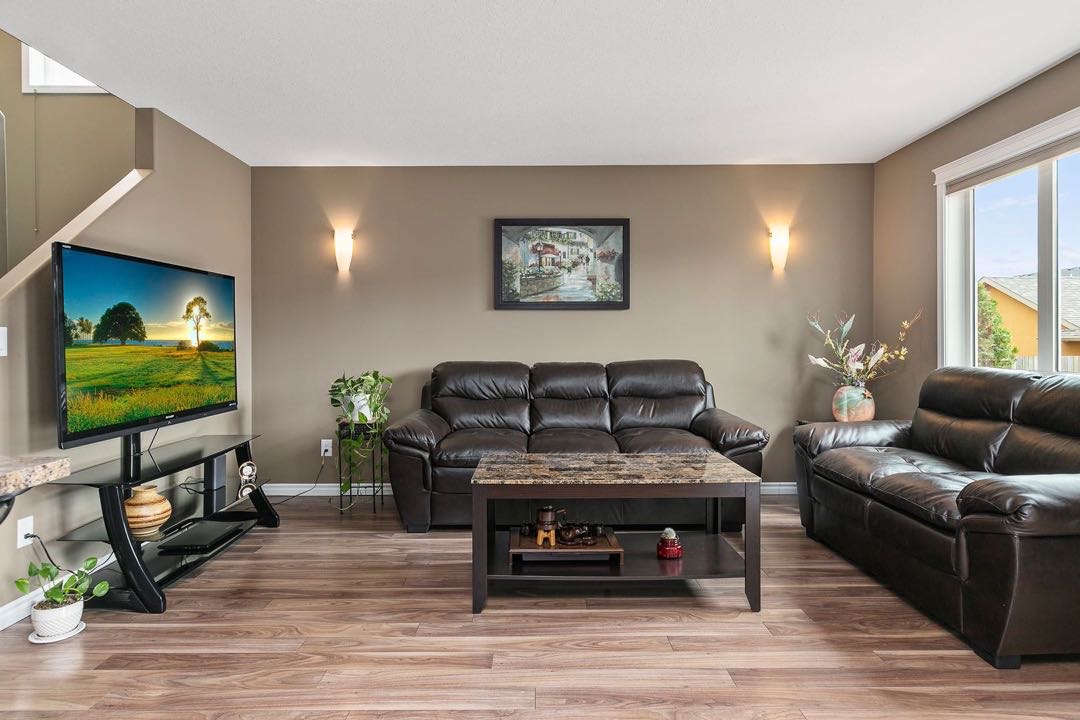 Willowgrove小区5房4卫独立屋出售，步行500米 至Willowgrove小学，公园，附近购物，近St Joseph 和Centennial百年高中。一楼有一个卧室，厨房餐厅客厅及洗手间，二楼3房两卫，主卧带洗手间，地下室专业装修有一房一厅一卫；双车库 - 3