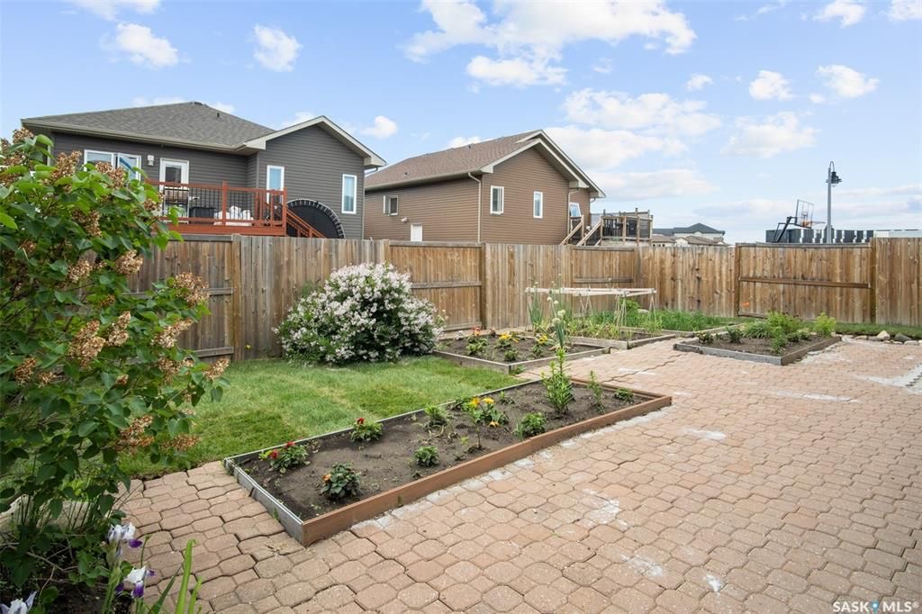 Stonebridge小区4房3卫错层独立屋出售。步行百米两所小学，购物，公园等一切设施。North Ridge建商，9尺层高，实木地板，升级封闭厨房（额外加多橱柜及台面，不锈钢家电）。多窗户采光好。主卧带独立洗手间和步入式衣柜。地下室9尺层高，超大窗户，明亮如地面，合成板地板， - 27