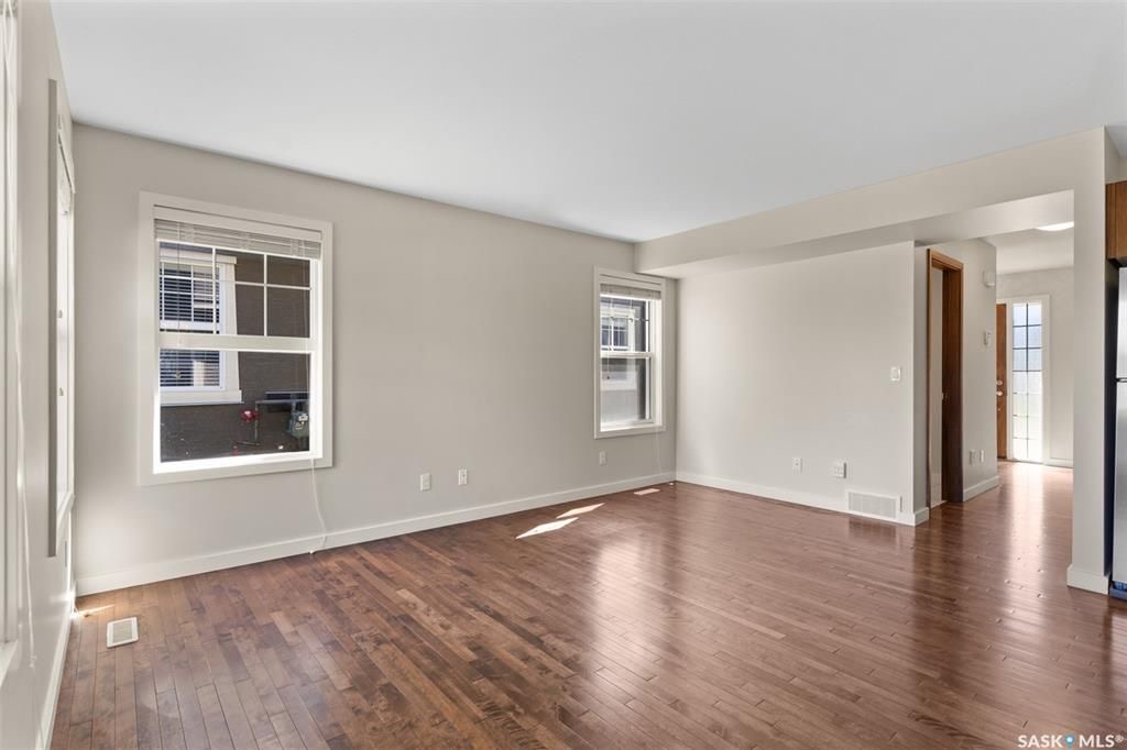 Willowgrove小区多窗大边户1340尺 3房3卫地下室装修安静联排出售。2013年建，步行至小学，购物，公园。背靠私密绿地，好采光，高档装修，新换地板，大理石台面，现代橱柜，不锈钢家电。全新刷漆。二楼3个大房间尺寸足，洗手间带天窗好采光。地下室完全装修有一个大家庭厅一个独 - 7