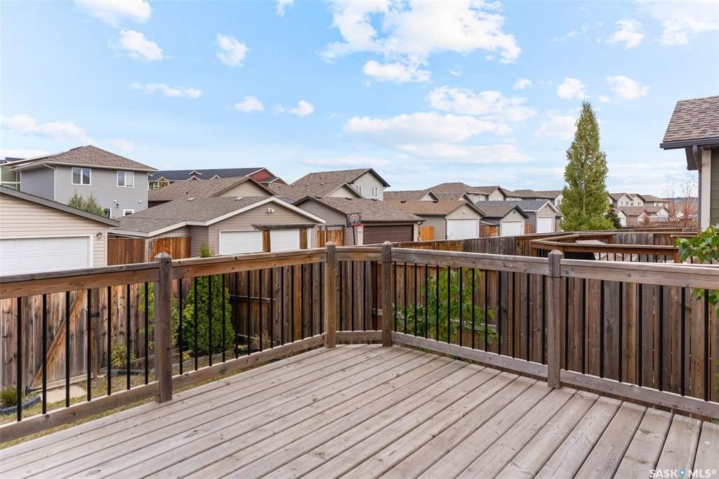 Stonebridge小区安静核心地段1144尺3房2卫平层独立屋出售。步行500米至两所小学，近公园，周边购物。2011年建一手房主保养如新。一楼调高层高，半开放设计，枫木橱柜，充足台面储物空间，2019年更换全新家电，三个大卧室主卧带独立洗手间双衣柜。私密后院有后巷，不紧靠邻 - 20