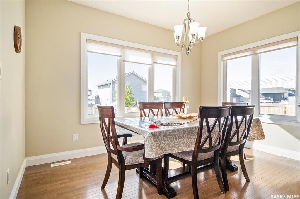 Willowgrove小区2011年建1927尺3室3卫双层独立屋出售。地理位置佳，步行可达学校，近公园，购物中心，交通便利。本地西人业主，高品质装修，全屋保养极佳。一楼挑高9英尺，瓷砖实木地板。开放式客厅和厨房，厨房大量橱柜，储藏空间大，带阻尼抽屉。花岗岩台面，陶瓷背板，和不锈 - 5