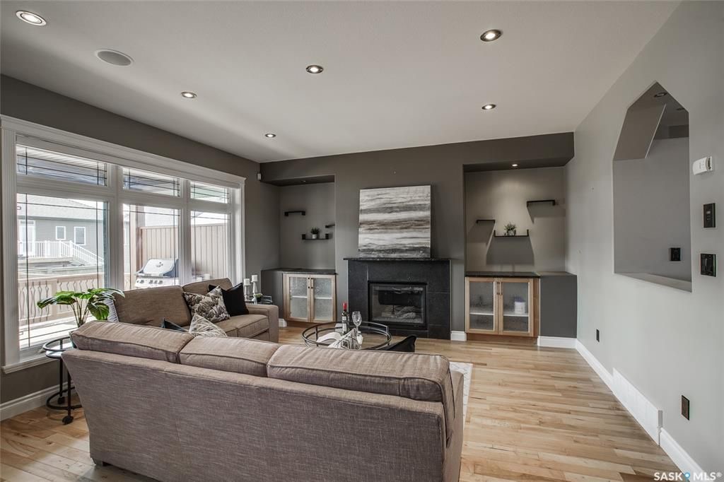 Evergreen小区核心安静路段，位于公园对面，近两所小学近1860尺两层独立屋出售 5房4卫，2011年建，三车库其中一个可通后院，高档装修，房屋保养佳：二楼大尺寸房间全实木地板，厨房卫浴大理石台面组合。地下室9尺层高装修有2房一厅一卫一吧台。开价：$619900。 - 5