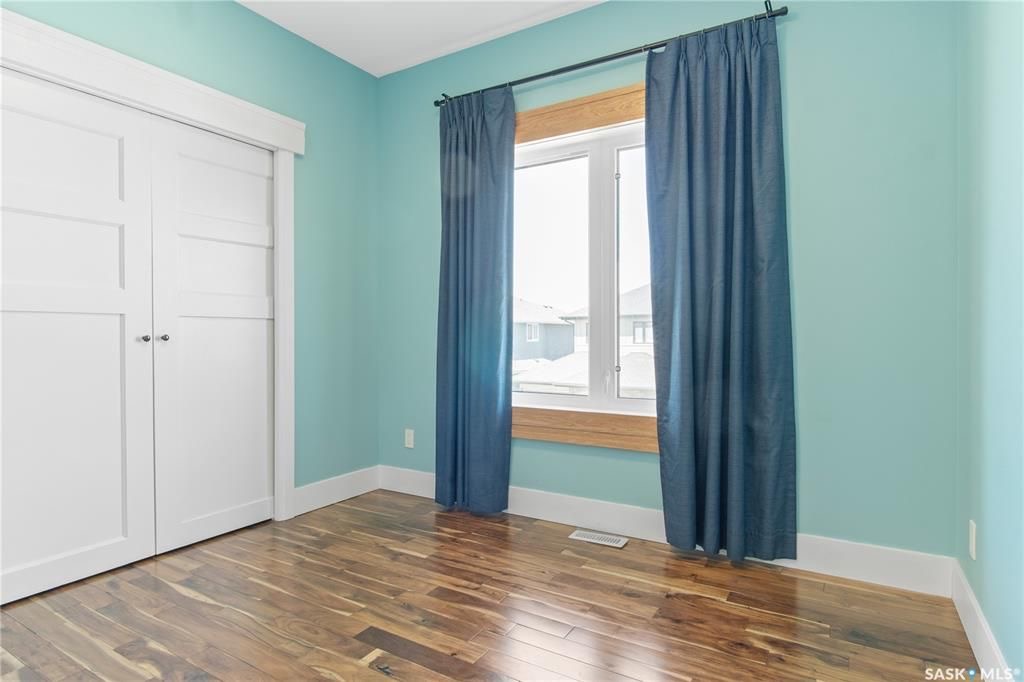 Aspen Ridge小区超大尺寸2016尺两层独立屋出售。好采光，保养如新，高档装修：9尺层高，实木地板，大理石台面，壁炉，不锈钢家电。主层有额外书房，二楼4个大卧室，地下室保温完成。带露台和独立双车库。挂牌价格：$499000。 有意请联系地产经纪Gary Gai 30634 - 21