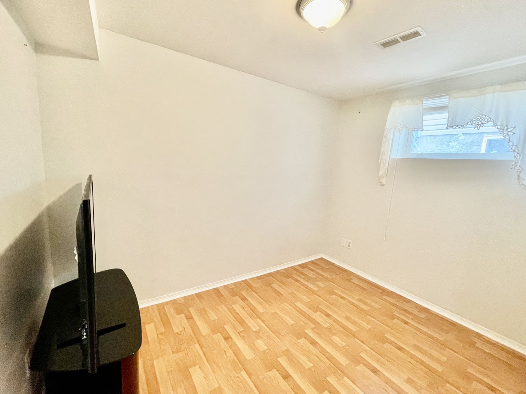 Willowgrove小区4房3卫两层独立屋出售1152尺，2007年建，本地业主，双车库带独立院子和大露台。合成板地板，枫木橱柜，带岛台和角柜，宽敞明亮客厅。2楼3房一洗手间，主卧带步入衣柜和水池梳妆台，地下室完整装修有一房一厅一卫。位置便利步行至小学，公园，超市购物。自住投资 - 17