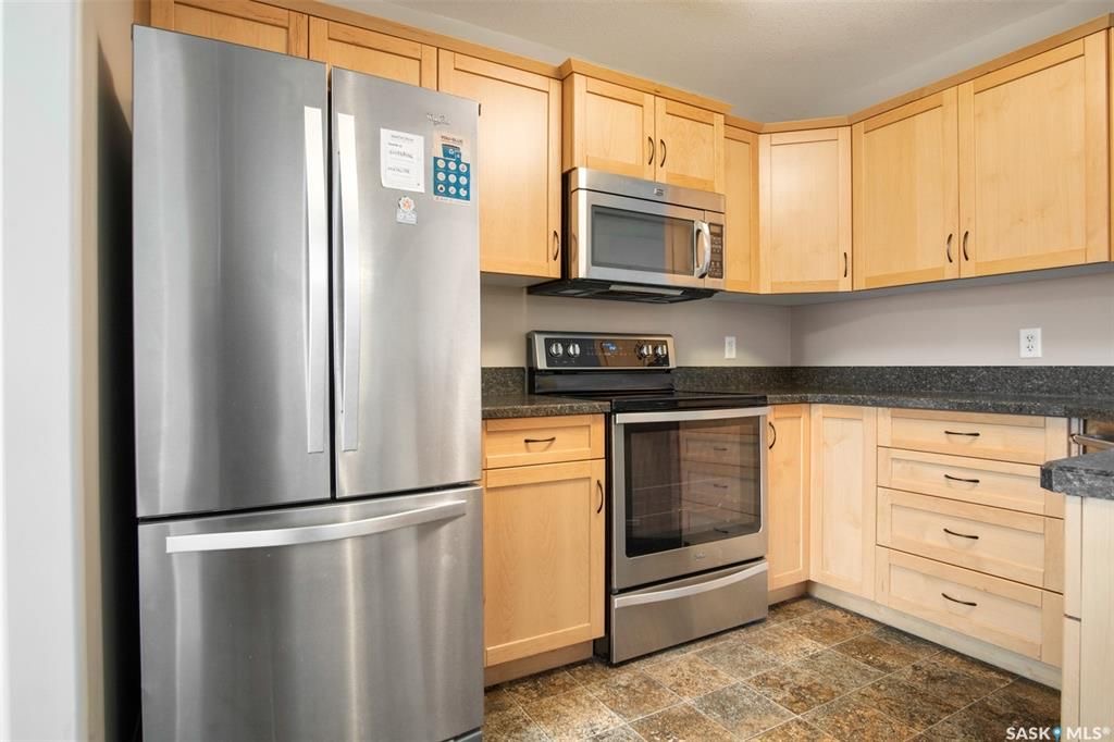 Willowgrove小学边3房4卫联排出售。步行至百年高中，公园超市购物，封闭小区1330尺，2007年建，保养如新。一楼大厅实木地板，枫木橱柜大厨房，2 楼两个大卧室各自带独立洗手间，地下室装修一房一厅一卫。另有一车库一车位。挂牌价格 $329900。详情联系Royal Le - 16