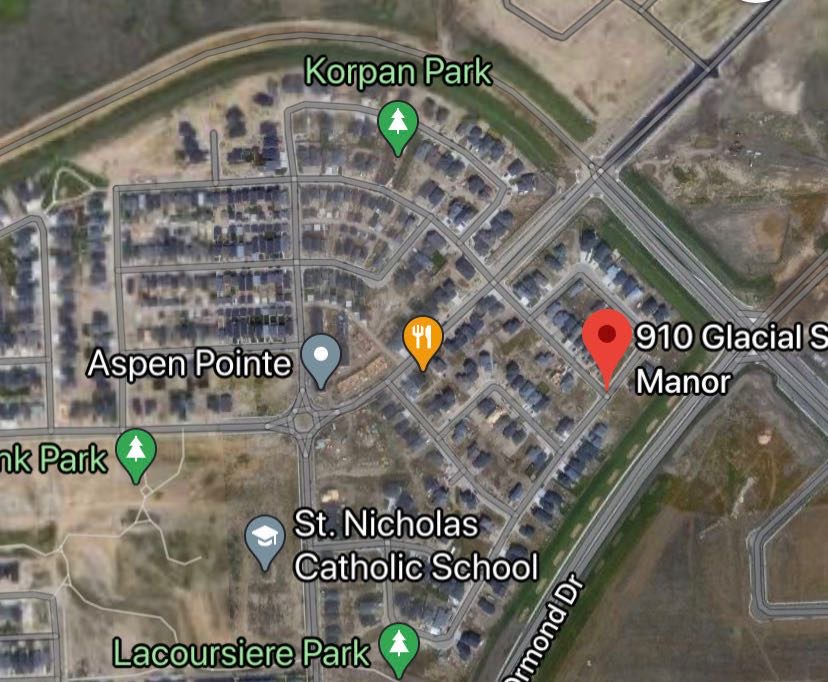 位于Evergreen小区，步行至小学，2014年建1650尺Bi Level错层独立屋含2室一厅合法出租地下室，出售。 保养如新，大窗户采光好，高档装修，地下室有额外活动空间和洗手间用于房主使用，外加地下室两房合法出租套间。前后院完全完工，免维护假草坪大露台（超过$4万成本)。 - 8