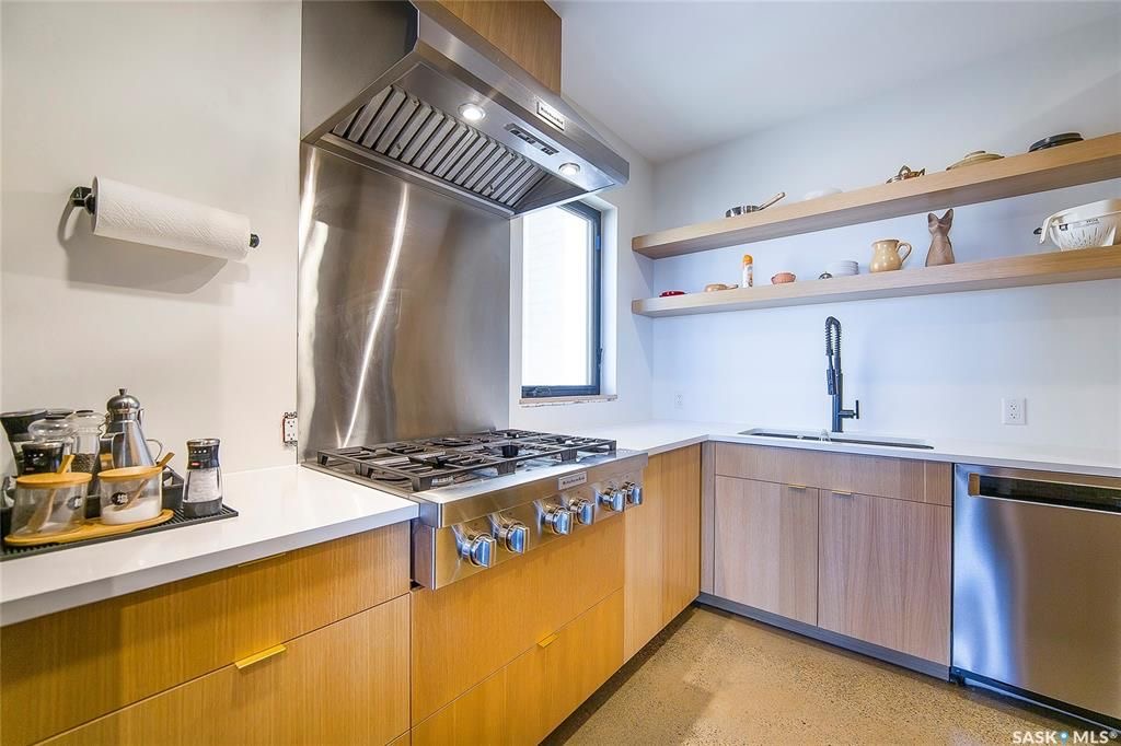 Aspen Ridge小区3600尺地下室步出式独立屋出售！超过5000尺居住面积，绝佳位置背靠自然保护野地，绝佳无遮挡小湖景视野。4房6卫双厨房（中式+西式+嵌入式德国米勒顶级家电), 室内室外独一无二顶级配置装修，全屋水泥地面高科技地热系统，全屋智能系统，7个天窗，白橡木加大 - 25