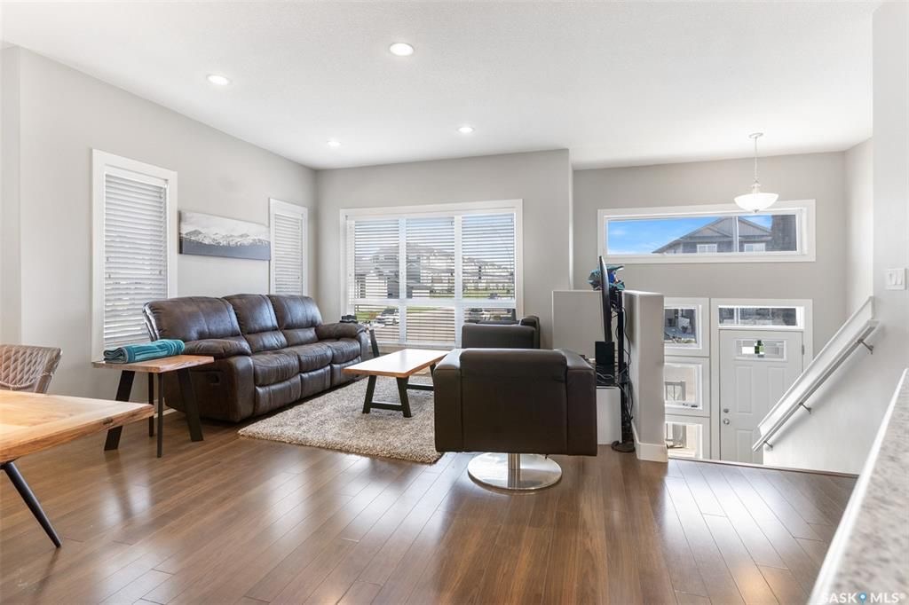 Evergreen小区1215尺错层独立屋出售, 本地西人业主，4房3卫，半地下室带合法出租1厅 1房间1卫分电表，独立出入独立洗衣烘干，另有1大活动空间用于主层住户使用，双车库外加1室外停车位，拐角地块多停车位，带露台，采光好，步行百米至两所小学及公园。 - 6