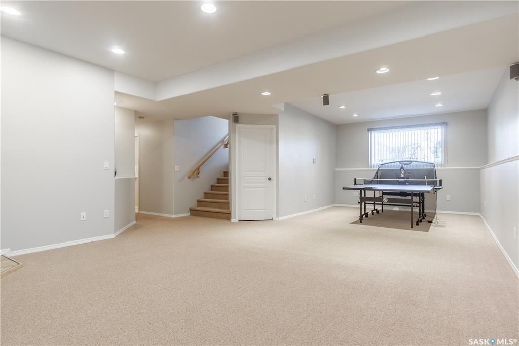 Silverspring小区最优路段之一，背靠公园步道，好风景，好彩光，1423 尺 bi level 错层 5房3卫，Royalty建商，实木地板，多窗户， 上下挑高层高，地下室大窗户，新瓦片，新洗衣烘干机，加大双车库。精心保养。大地块，私密好院子。挂牌价格：549000。有意 - 9