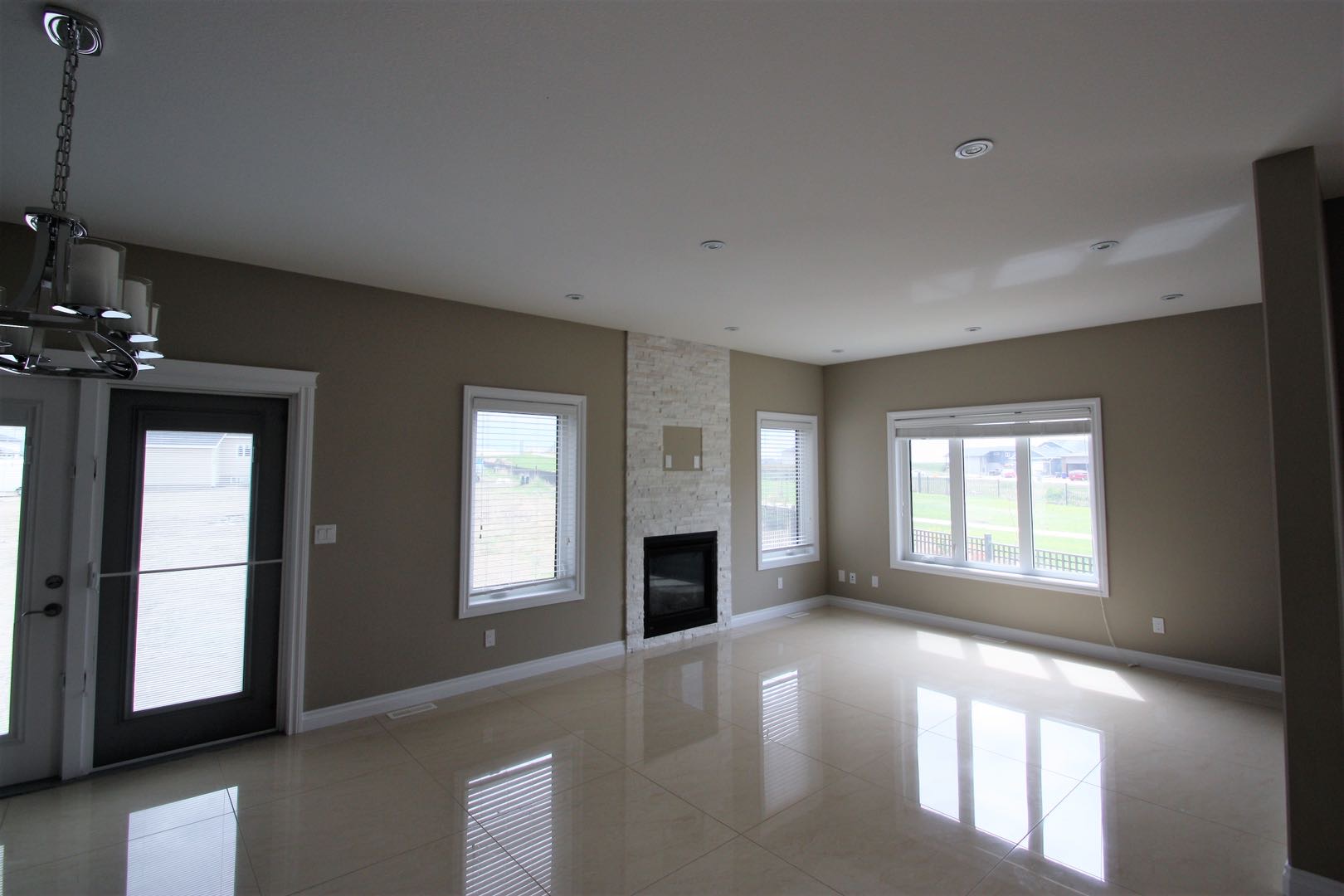 Evergreen小学对面2300尺4房4卫加一书房独立屋出租。2015年建，高档装修，双车库大院子。$2300/月。无家具。租客自付水电气。一年起租，不分租，不抽烟，不养宠物。希望租客干净整洁守约讲理。有意请联系 Gary Gai 3063413677 微信：gary3677 - 4