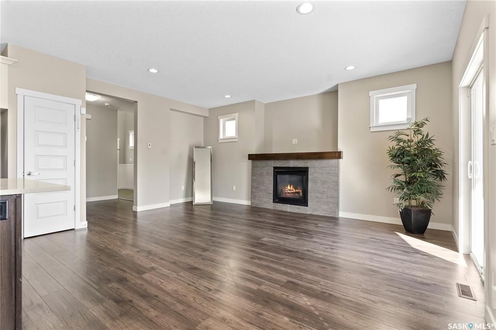 Warman临近高尔夫球场，2017年建1776尺3室3卫联排别墅出售。9ft挑高天花板，房屋保养好。一楼开放式设计，有一个壁炉，厨房带枫木带阻尼橱柜，石英石台面。二楼三间大面积房间，三个浴室和洗衣房。超大主卧带卫生间，装有多功能洗浴设备，双洗手台和步入式衣柜。地下室未装修，带大 - 13