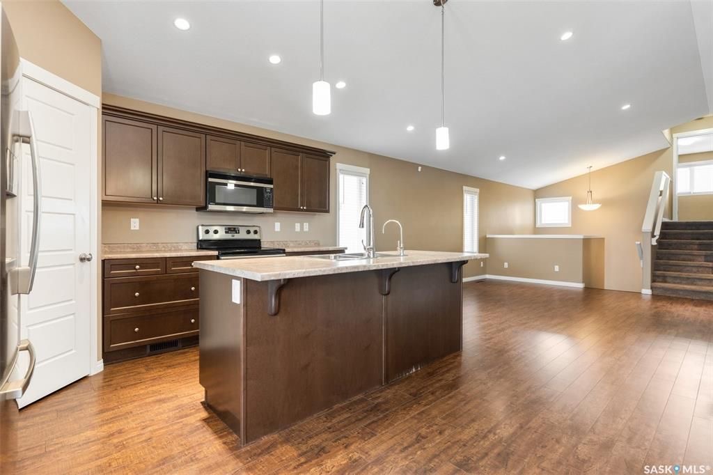 Stonebridge小区近1410尺错层独立屋出售，5房3卫，半地下室带合法出租2房1厅1厨1卫分电表，独立出入独立洗衣烘干，独立热水器。高档装修，连房加大尺寸双车库，双层露台。后院私密性好没有邻居相连。主层挑高顶，木地板，枫木橱柜，大厨房带独立角柜，主卧带独立洗手间和步入衣柜 - 11