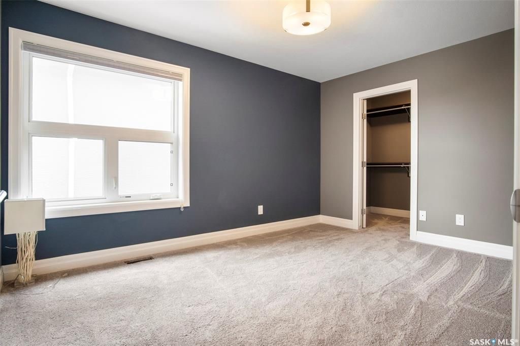 Rosewood小区2419尺现代风格2层独立屋出售。本地人业主，背靠公园绿地。3房3卫+1书房。顶级豪华装修：双向壁炉，软木地板，核桃木橱柜，大理石台面，全屋自动控制系统，主卧带5片豪华洗手间，二楼外加655尺超大阳台。位于小区最佳街区之一。挂牌价格：$829900。 有意请联 - 29